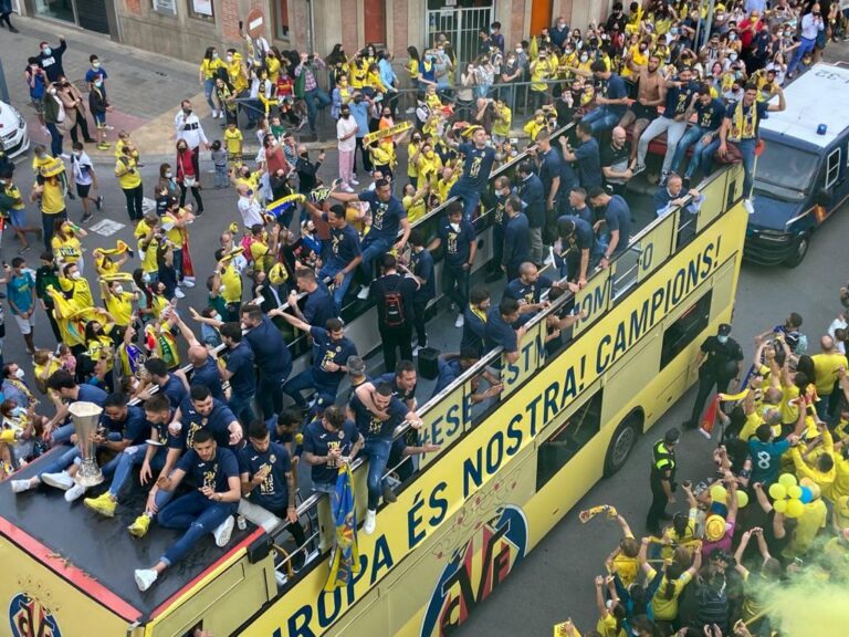 Una gran marea groga col·lapsa els carrers de Vila-real després d’una nit llegendària i milers d’aficionats ovacionen al Villarreal