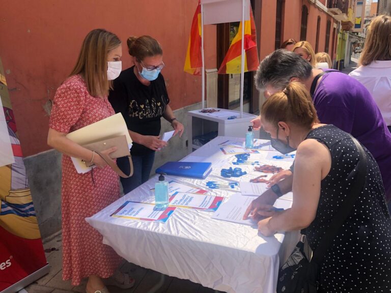 El PP de Vila-real arreplega firmes a la plaça Major contra els indults dels condemnats del Procés 