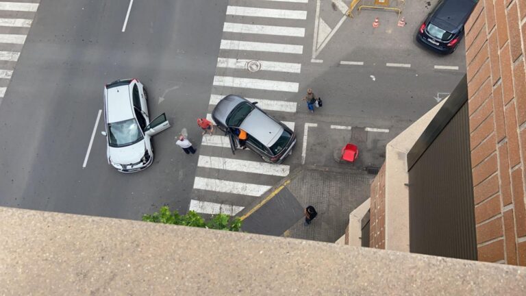 Aparatós accident en l’encreuament de Pintor Gumbau i l’Avinguda Francesc Tárrega