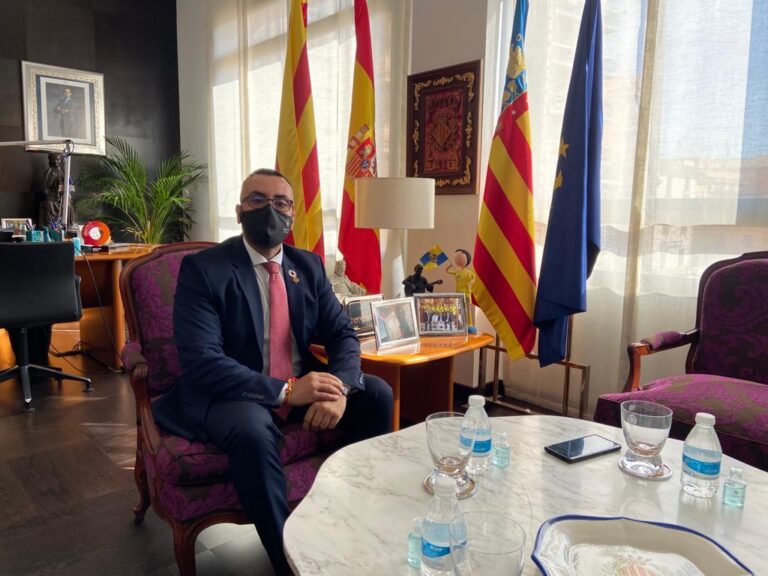 Benlloch: “No enderrocarem cap casa de l’entorn de l’estació sense oferir una solució als propietaris”