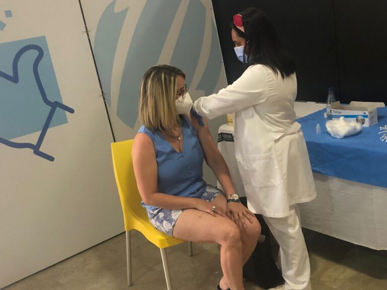 La vacunació comença en l’Estadi de la Ceràmica amb èxit: «la circulació és ràpida i eficaç»