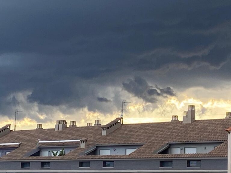 Una espectacular pedregada sacseja Vila-real aquesta vesprada i provoca nombroses destrosses 