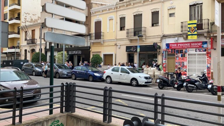 Llargues cues a les portes de les agències de viatge per l’Imserso 2021-2022