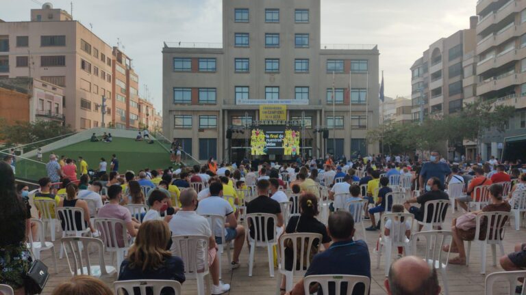 L’afició grogueta plena la Plaça Major per l’estrena del documental del Villarreal CF