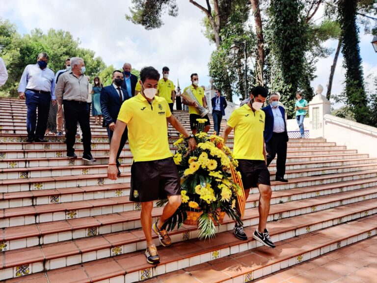 El Villarreal CF realitza la tradicional ofrena als patrons de Vila-real