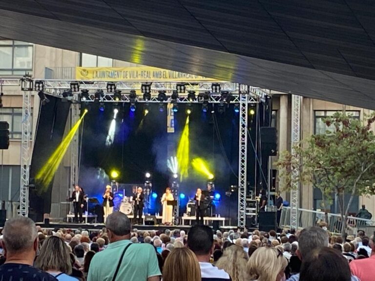 Mocedades celebra el seu 50 aniversari amb un concert ple de gom a gom a la Plaça Major