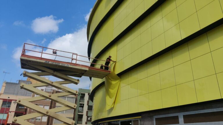 Saps per què instal·len lones en la façana de l'Estadi de la Ceràmica?