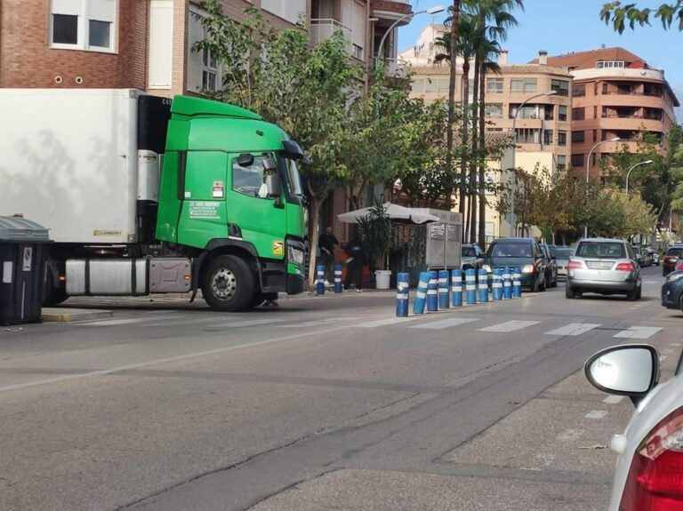 Un camió traspassa el carrer Joanot Martorell i xafa els bol·lards de protecció