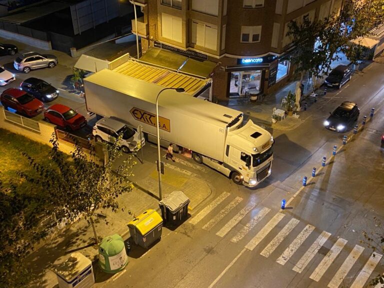 Un altre camió torna a envair el carrer Joanot Martorell