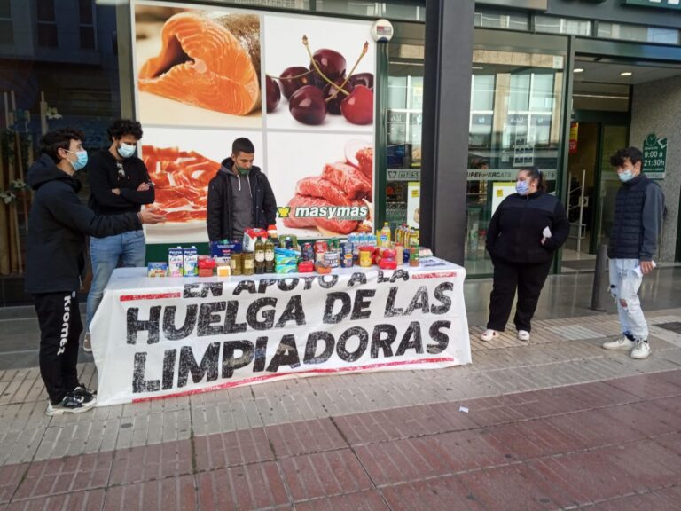 Estudiants organitzen una recollida solidària en suport de les netejadores