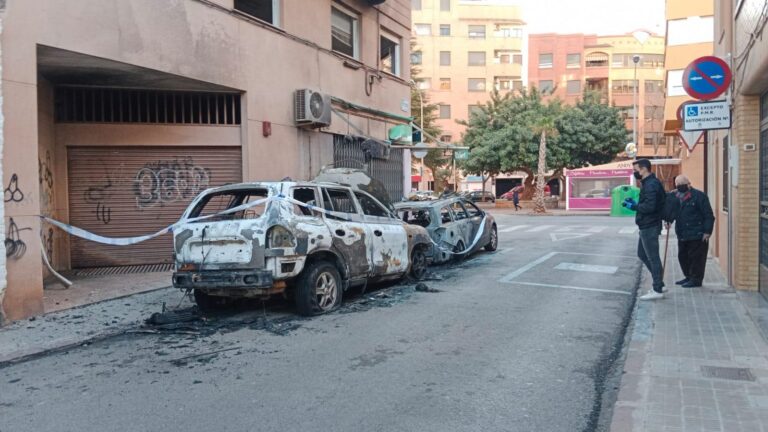 Vila-real amaneix amb tres cotxes calcinats en l’Avinguda Pio XII