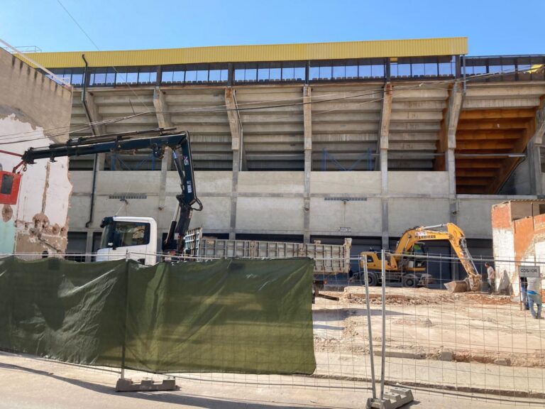 Les obres en l'Estadi de la Ceràmica comencen amb l'enderrocament de les cases dels carrers Benicàssim i Almassora