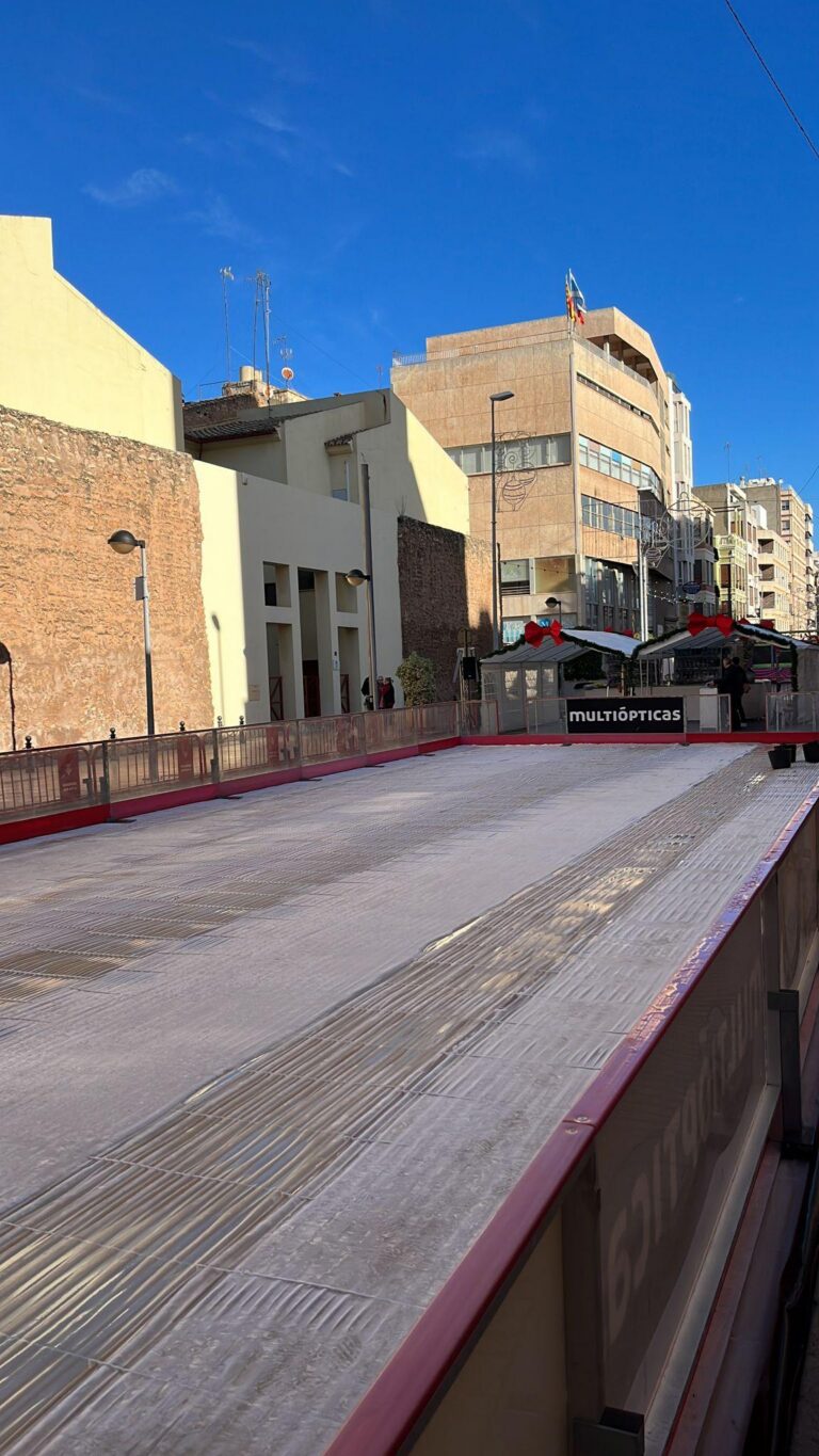 La Fira de Nadal de Vila-real s’inaugura amb una pista de gel i un carrusel