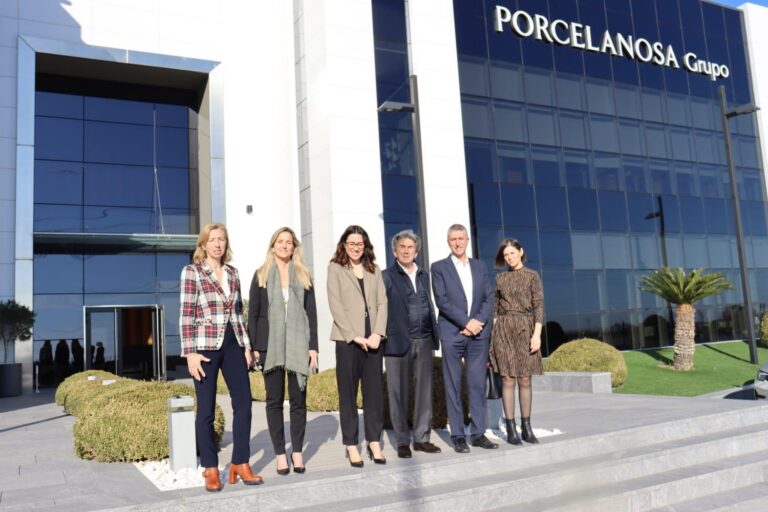 Aitana Mas y Rafa Climent visitan Porcelanosa y hacen cómo se encuentra el sector