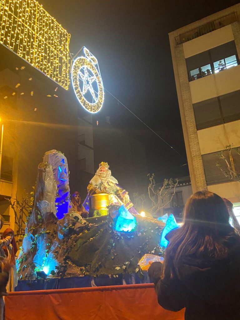 Els Reis Mags porten la il·lusió a Vila-real a ritme de tirorí en una multitudinària cavalcada