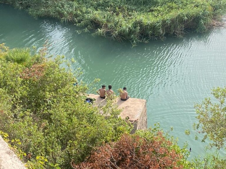La Confederació Hidrogràfica del Xúquer alerta de la perillositat de banyar-se en l’assut però no pot prohibir-ho