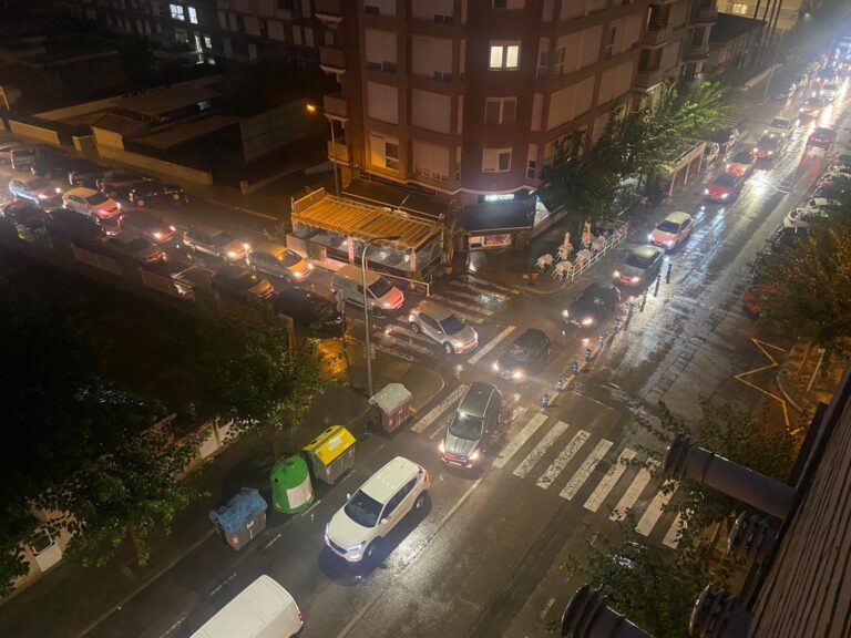 Els bombers revisen un tram de carrer inundat a Vila-real després de les intenses pluges de la nit