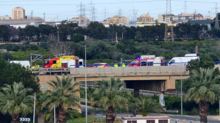 Els bombers intervenen en un accident de cotxe a Vila-real