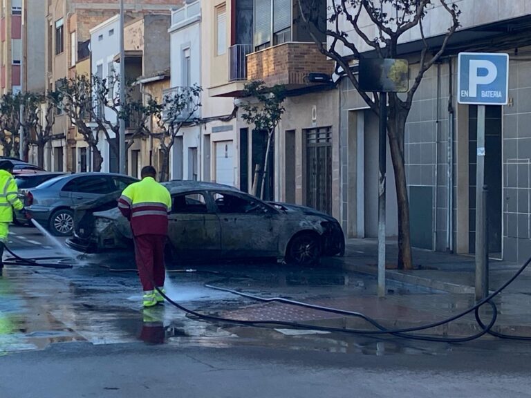 Un incendi de contenidors a Vila-real calcina diversos vehicles i afecta edificis