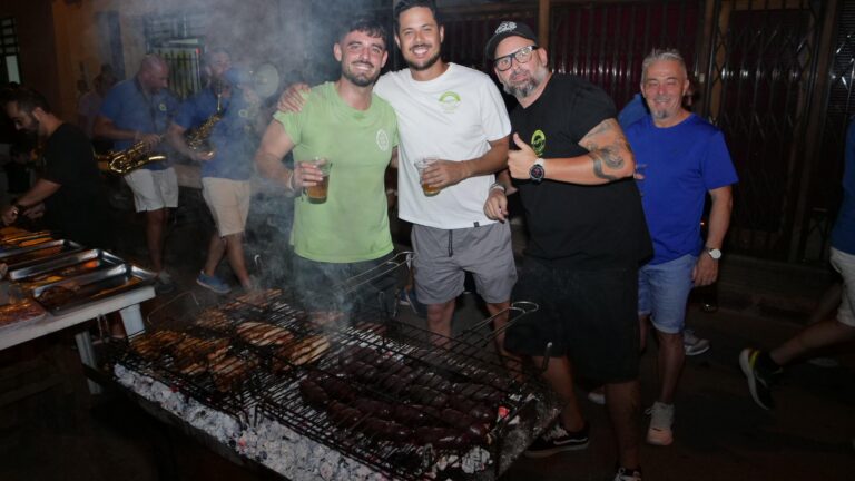 La Nit de la Xulla plena els carrers de Vila-real amb olor de tradició