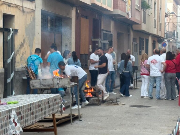 Vila-real s’ha omplit de brases, música i germanor amb la tradicional Nit de la Xulla
