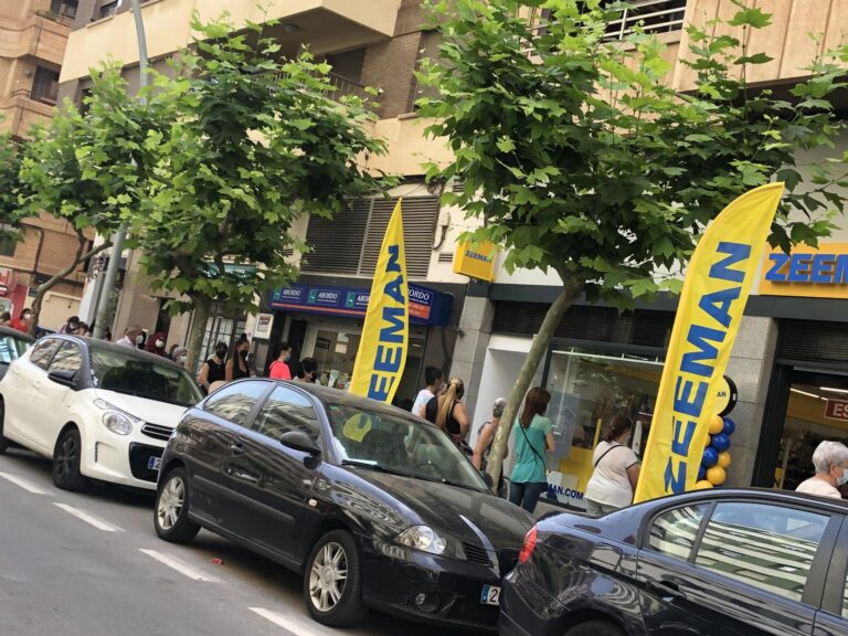 Llargues cues en l’obertura de la nova tenda de ‘Zeeman’ en l’avinguda Francesc Tàrrega 