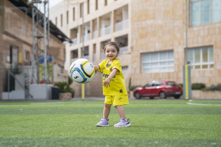 Zoe compleix dos anys amb salut després de l'operació a Boston i visitant el Villarreal C.F.