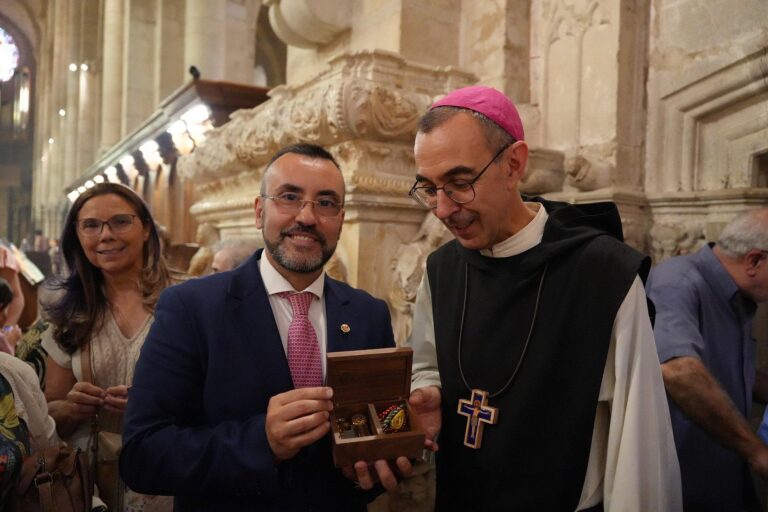 El vila-realenc Rafael Barrué rep la benedicció com a abat del Monestir de Poblet