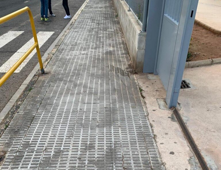 Cs proposa ampliar les voreres i instal·lar bandes sonores en els accessos als col·legis