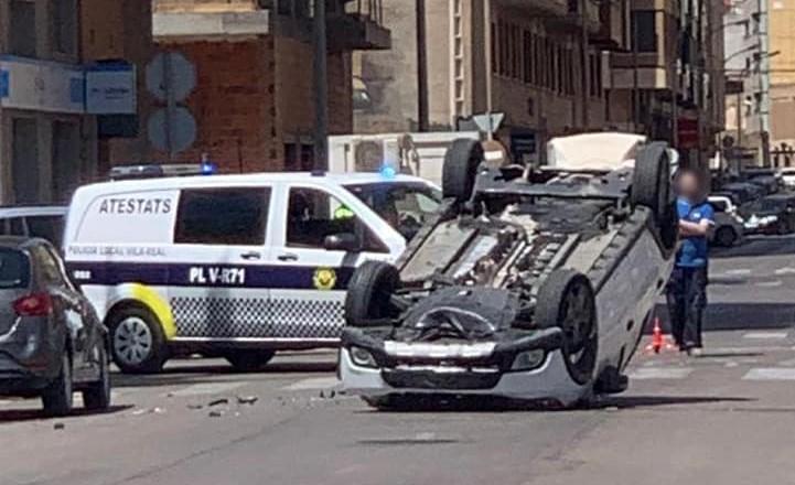 Un cotxe bolca després de patir un aparatós accident