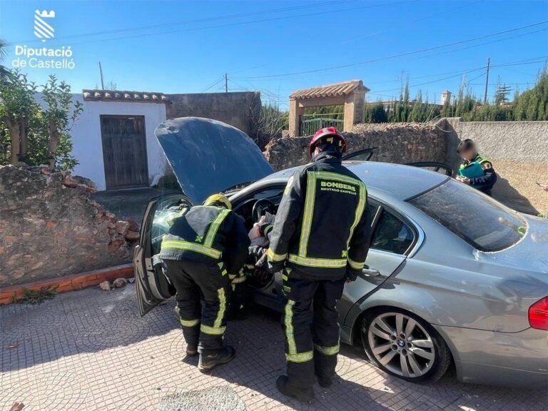 Un turisme s’encasta contra el pati d’una vivenda en Vila-real