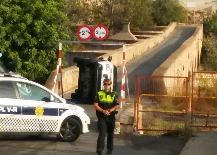 Aparatós accident en el pont de Santa Quitèria on un vehicle ha bolcat