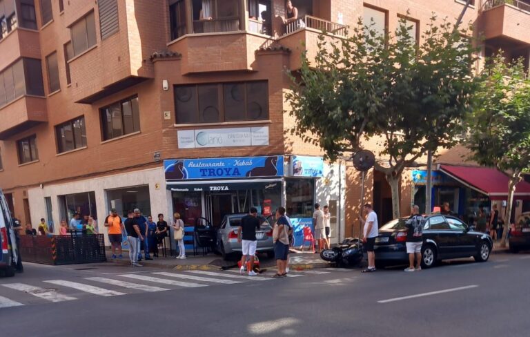 Perd el rumb i entra en la cafeteria Troya de Vila-real amb cotxe i tot