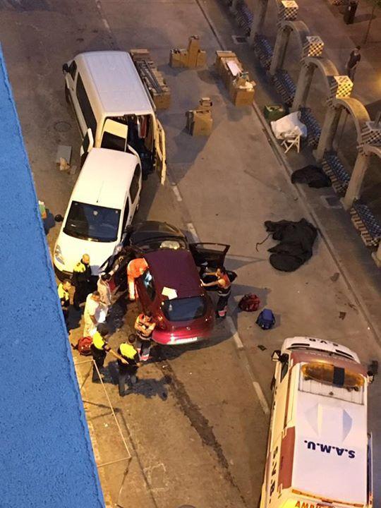 Un turisme col·lideix amb dues furgonetes del Mercat Ambulant a la Plaça Bayarri