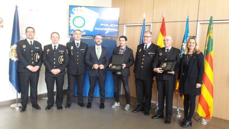 La Policia Nacional reconeix la trajectòria i la tasca del comissari del cos Local de Vila-real, Domingo Adán