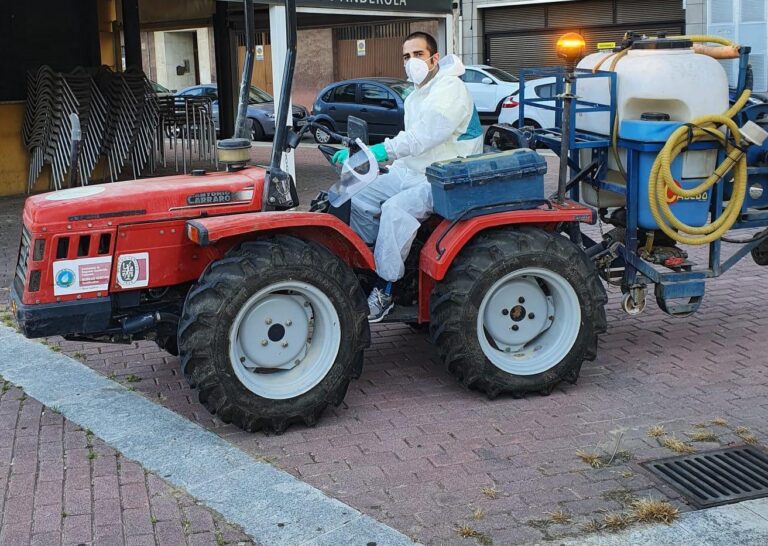 Les tasques de desinfecció continuen a Vila-real amb la participació del Sindicat de Regants i els llauradors