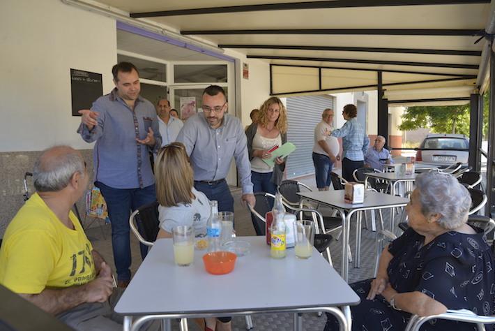 Benlloch promet en la seua visita al barri Botànic Calduch que "lluitaran perquè el jardí siga per als veïns"