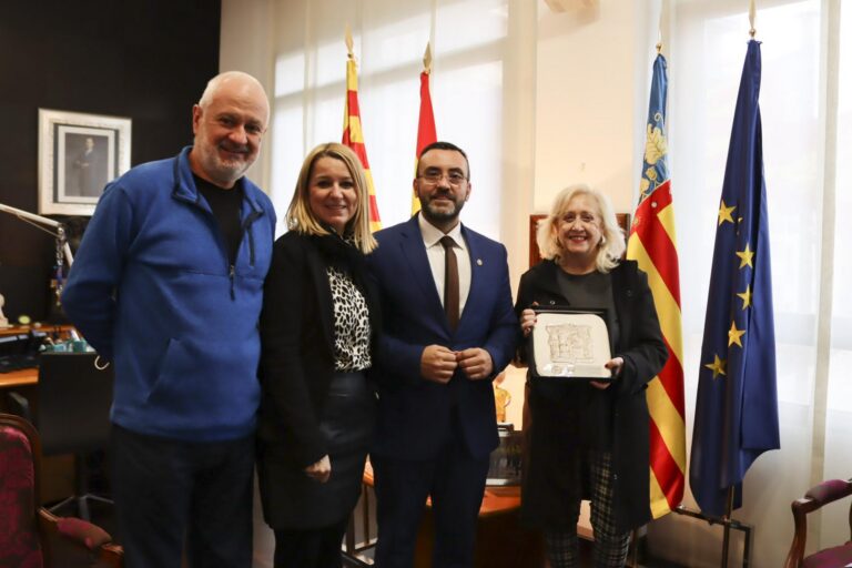 Benlloch agraeix a Isabel Piñón la seua dedicació amb motiu de la seua jubilació