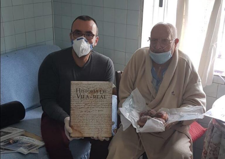 Trinitario Cueva, veí de 93 anys que ha vençut el Covid-19, rep un lot de llibres