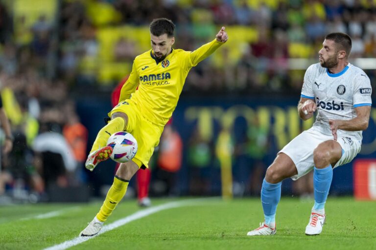 El Villarreal desconnecta l’última mitja hora i el Girona li remunta i ix líder de Primera de la Ceràmica (1-2)
