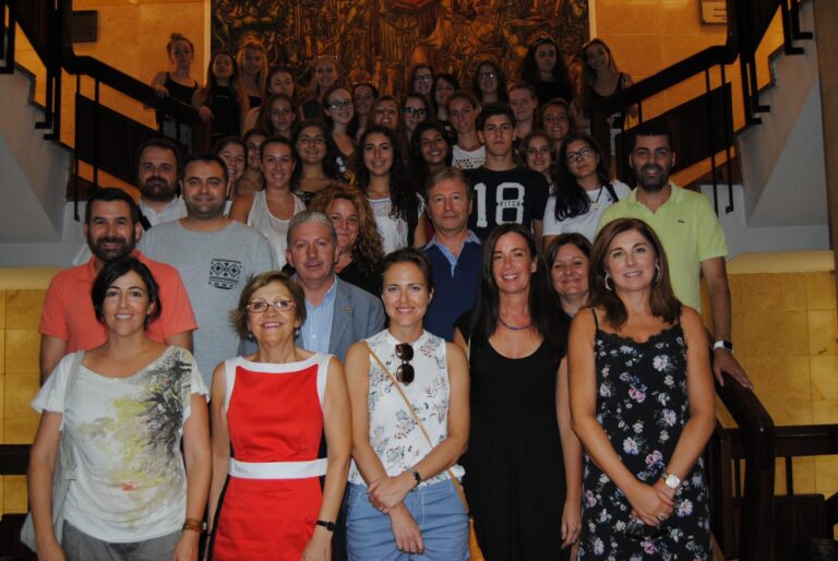 Els alumnes escocesos d'intercanvi a l'IES Francesc Tàrrega, rebuts a l'Ajuntament