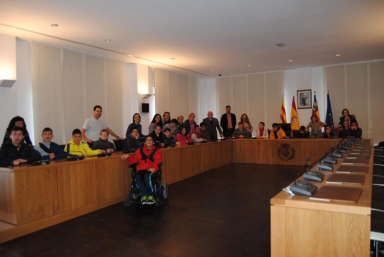 Els alumnes del Centre d'Educació Especial La Panderola visiten l'Ajuntament