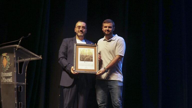 Benlloch trasllada als Lluïsos el reconeixement de Vila-real en el 150é aniversari amb una al·legoria de la ciutat