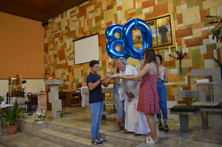 Mossén Guillermo celebra el seu 80 aniversari entre familiars i parroquians i sorpresa inclosa
