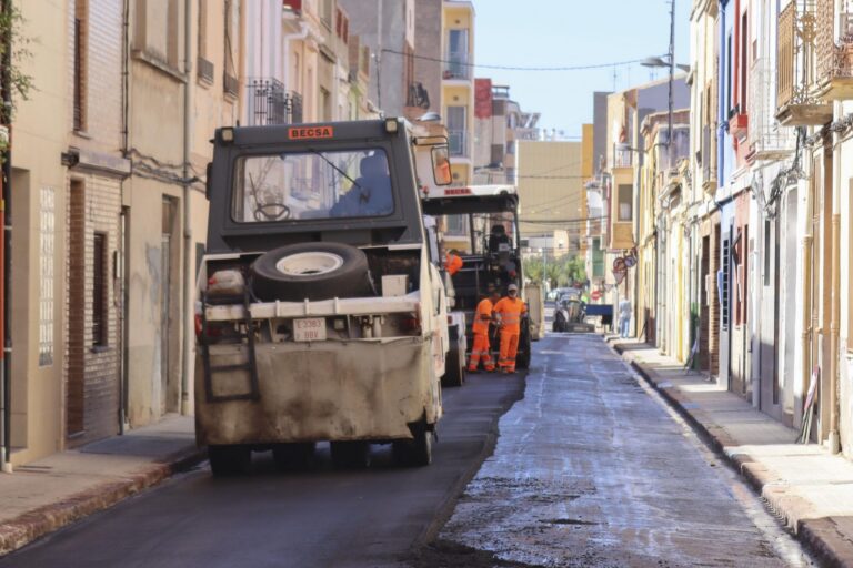 Vila-real inverteix 250.000 euros en manteniment de vies urbanes amb l’asfaltat