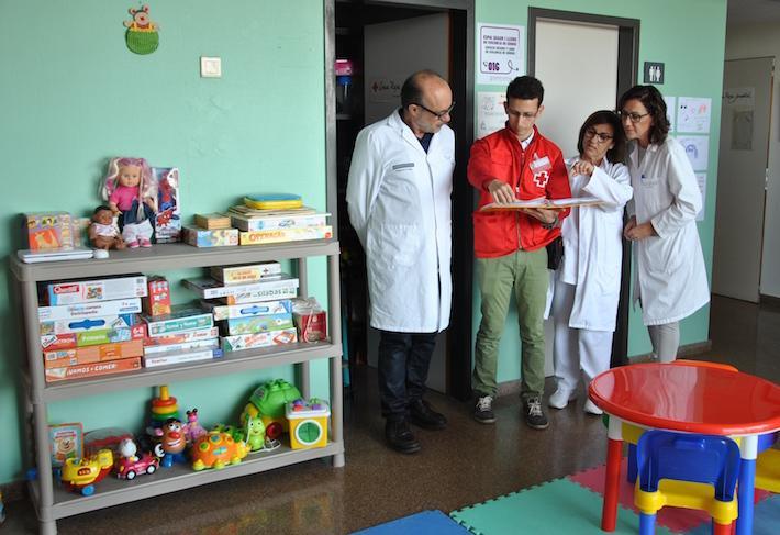 La Plana adapta un espai lúdic per als xiquets hospitalitzats amb la col·laboració dels voluntaris de la Creu Roja