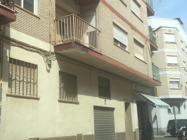 La Policia Local i els Bombers intervenen en el rescat d’un gos abandonat en el balcó d’un pis del Carrer Almassora