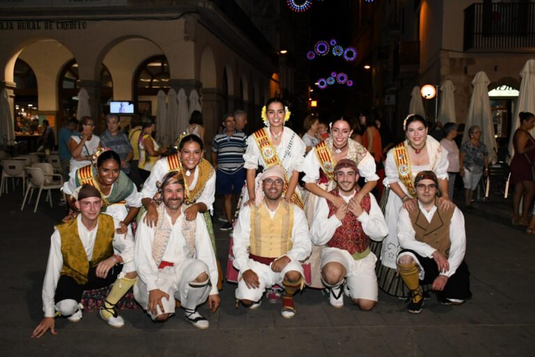 Reina, dames, alcalde i regidors mostren les seues habilitats amb el ball tradicional