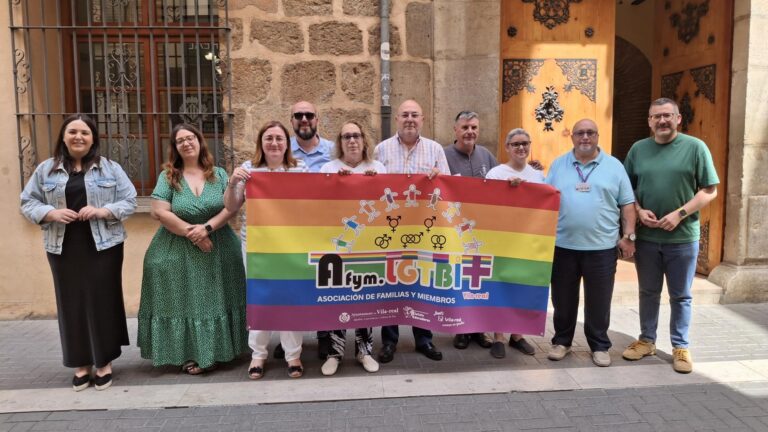 Vila-real inicia el Mes de l’Orgull amb la penjada de la bandera LGTBI+ a la Casa dels Mundina
