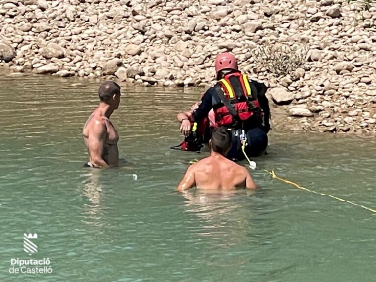 Els Bombers rescaten un home dins del riu Millars en Vila-real